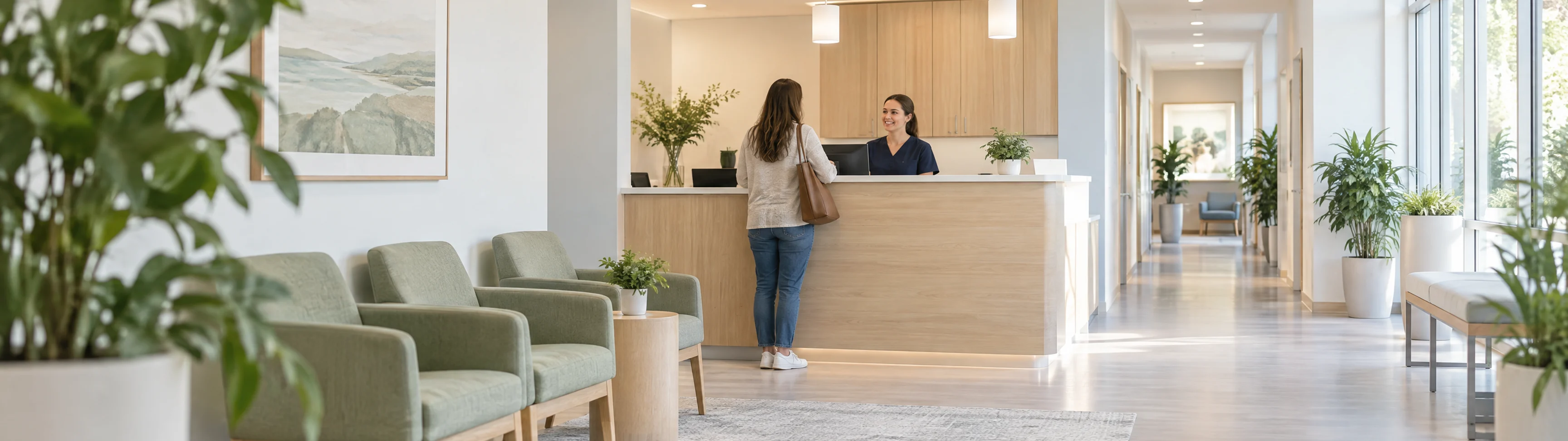 Sala de espera y mostrador de recepción de una clínica médica, con luz natural.
